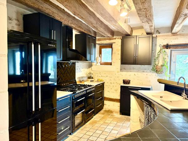 Vouvray (37210) Propriété de caractère à Vouvray – 3 habitations indépendantes, caves et vue dominante