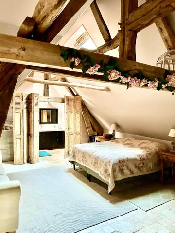 Vouvray (37210) Propriété de caractère à Vouvray – 3 habitations indépendantes, caves et vue dominante