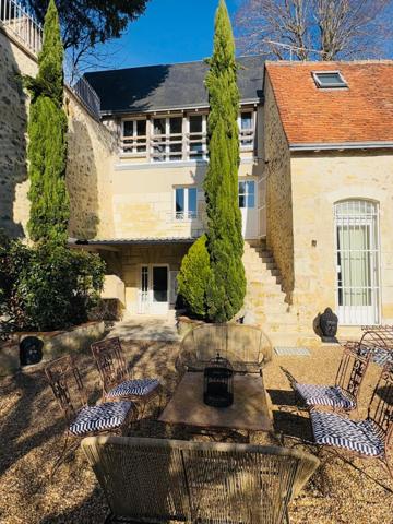 Vouvray (37210) Propriété de caractère à Vouvray – 3 habitations indépendantes, caves et vue dominante