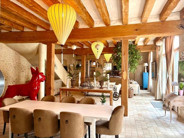 Vouvray (37210) Propriété de caractère à Vouvray – 3 habitations indépendantes, caves et vue dominante