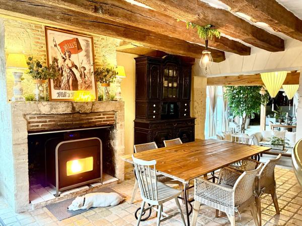 Vouvray (37210) Propriété de caractère à Vouvray – 3 habitations indépendantes, caves et vue dominante