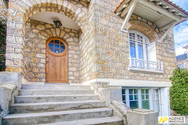 Versailles Notre Dame Les Prés Maison 7 pièces 163 m² au sol ( 143.67m² habitables) sur parcelle de 226 m² €1 648 000 ** - Référence 27201