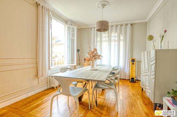 Versailles Notre Dame Les Prés Maison 7 pièces 163 m² au sol ( 143.67m² habitables) sur parcelle de 226 m² €1 648 000 ** - Référence 27201