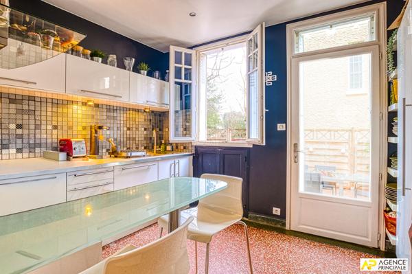 Versailles Notre Dame Les Prés Maison 7 pièces 163 m² au sol ( 143.67m² habitables) sur parcelle de 226 m² €1 648 000 ** - Référence 27201