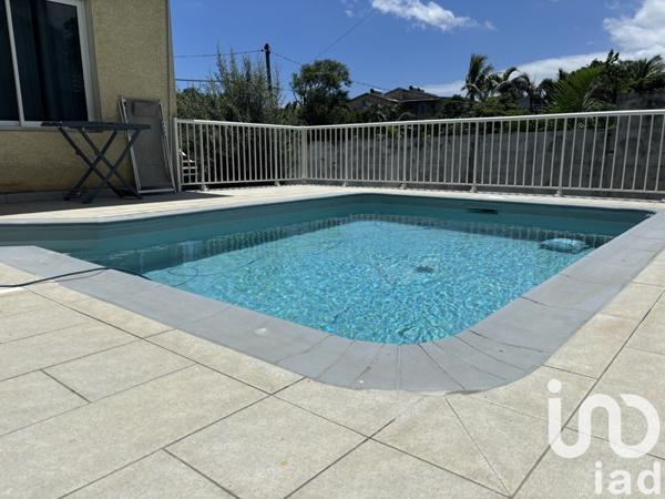 Maison traditionnelle 7 pièces de 157 m² à Saint-Pierre (97432)