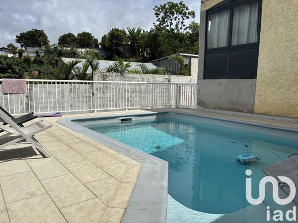 Maison traditionnelle 7 pièces de 157 m² à Saint-Pierre (97432)