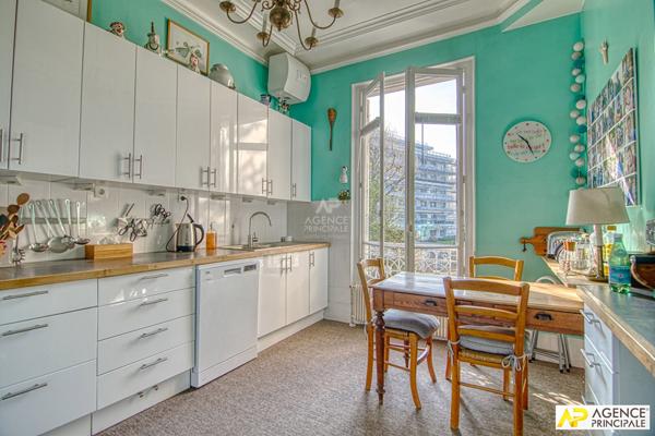 Versailles Clagny Appartement 6 pièces 158 m² carrez situé au 1er étage d'une superbe bâtisse 19ème avec grenier et 2 caves €1 360 000 ** - Référence 25568