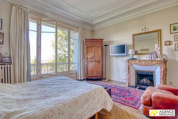 Versailles Clagny Appartement 6 pièces 158 m² carrez situé au 1er étage d'une superbe bâtisse 19ème avec grenier et 2 caves €1 360 000 ** - Référence 25568