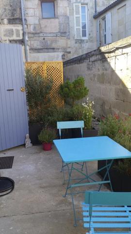 Appartement meublé T2 au coeur de Rochefort avec cour privative