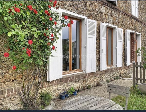 Maison familiale de caractère – 159 m² – à 15 minutes de Cergy-Pontoise

À seulement 45 minutes de Paris, idéalement située entre campagne verdoyante et accès rapide aux grands pôles recherchés du Val-d’Oise et des Yvelines. Doté d’une gare ligne J.

Proche de Cergy, L’Isle-Adam, Pontoise, Conflans-Sainte-Honorine et aux portes des Yvelines, ce bien séduira les familles en quête d’espace, de calme et de nature sans s’éloigner des commodités.

Cadre privilégié, environnement recherché, forêt, randonnées et dépaysement assuré à moins d’une heure de Paris.

Dans le charmant village recherché de Montgeroult, découvrez cette maison en pierre au cachet authentique offrant 159 m² habitables, idéale pour une grande famille ou un projet de vie spacieux au calme.

⸻

✨ Un cadre de vie rare et recherché

Derrière sa façade pleine de caractère, cette maison propose de beaux volumes et une organisation pensée pour la vie familiale :

* 5 chambres permettant d’accueillir famille, bureau ou espace invités
* Un séjour lumineux propice aux moments de partage
* Une ambiance chaleureuse mêlant charme de l’ancien et potentiel d’aménagement
* une terrasse et un jardin pour profiter des beaux jours 

⸻

🔧 Un potentiel à exploiter selon vos envies

Le bien dispose également d’un sous-sol total, offrant de nombreuses possibilités :

* espace de rangement important
* atelier / bricolage
* buanderie / espace technique
* ou aménagement selon vos besoins

⸻

🌿 Un environnement paisible

Située dans un environnement calme et résidentiel, cette maison bénéficie du cadre de vie recherché de Montgeroult :

* village à taille humaine
* tranquillité
* qualité de vie à proximité des axes et commodités

⸻

💡 Une maison avec une vraie projection

Cette maison s’adresse à ceux qui recherchent :

* de l’espace
* du potentiel
* un cadre de vie serein

⸻

📞 À découvrir rapidement

Un bien rare sur le secteur, offrant une vraie opportunité pour une famille souhaitant s’installer dans un environnement calme avec du volume et du potentiel.

⸻


Une opportunité rare pour ceux qui rêvent d’une vraie qualité de vie tout en restant connectés aux grands axes et bassins d’emploi. cette magnifique demeure située dans les hauteurs du village de Montgeroult.


💰 374 900 €  
📞 Emmanuelle Escalona – BSK Immobilier
06.21.22.18.65