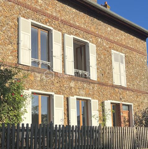 Maison familiale de caractère – 159 m² – à 15 minutes de Cergy-Pontoise

À seulement 45 minutes de Paris, idéalement située entre campagne verdoyante et accès rapide aux grands pôles recherchés du Val-d’Oise et des Yvelines. Doté d’une gare ligne J.

Proche de Cergy, L’Isle-Adam, Pontoise, Conflans-Sainte-Honorine et aux portes des Yvelines, ce bien séduira les familles en quête d’espace, de calme et de nature sans s’éloigner des commodités.

Cadre privilégié, environnement recherché, forêt, randonnées et dépaysement assuré à moins d’une heure de Paris.

Dans le charmant village recherché de Montgeroult, découvrez cette maison en pierre au cachet authentique offrant 159 m² habitables, idéale pour une grande famille ou un projet de vie spacieux au calme.

⸻

✨ Un cadre de vie rare et recherché

Derrière sa façade pleine de caractère, cette maison propose de beaux volumes et une organisation pensée pour la vie familiale :

* 5 chambres permettant d’accueillir famille, bureau ou espace invités
* Un séjour lumineux propice aux moments de partage
* Une ambiance chaleureuse mêlant charme de l’ancien et potentiel d’aménagement
* une terrasse et un jardin pour profiter des beaux jours 

⸻

🔧 Un potentiel à exploiter selon vos envies

Le bien dispose également d’un sous-sol total, offrant de nombreuses possibilités :

* espace de rangement important
* atelier / bricolage
* buanderie / espace technique
* ou aménagement selon vos besoins

⸻

🌿 Un environnement paisible

Située dans un environnement calme et résidentiel, cette maison bénéficie du cadre de vie recherché de Montgeroult :

* village à taille humaine
* tranquillité
* qualité de vie à proximité des axes et commodités

⸻

💡 Une maison avec une vraie projection

Cette maison s’adresse à ceux qui recherchent :

* de l’espace
* du potentiel
* un cadre de vie serein

⸻

📞 À découvrir rapidement

Un bien rare sur le secteur, offrant une vraie opportunité pour une famille souhaitant s’installer dans un environnement calme avec du volume et du potentiel.

⸻


Une opportunité rare pour ceux qui rêvent d’une vraie qualité de vie tout en restant connectés aux grands axes et bassins d’emploi. cette magnifique demeure située dans les hauteurs du village de Montgeroult.


💰 374 900 €  
📞 Emmanuelle Escalona – BSK Immobilier
06.21.22.18.65