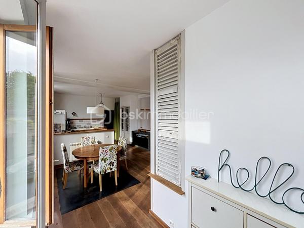 Maison familiale de caractère – 159 m² – à 15 minutes de Cergy-Pontoise

À seulement 45 minutes de Paris, idéalement située entre campagne verdoyante et accès rapide aux grands pôles recherchés du Val-d’Oise et des Yvelines. Doté d’une gare ligne J.

Proche de Cergy, L’Isle-Adam, Pontoise, Conflans-Sainte-Honorine et aux portes des Yvelines, ce bien séduira les familles en quête d’espace, de calme et de nature sans s’éloigner des commodités.

Cadre privilégié, environnement recherché, forêt, randonnées et dépaysement assuré à moins d’une heure de Paris.

Dans le charmant village recherché de Montgeroult, découvrez cette maison en pierre au cachet authentique offrant 159 m² habitables, idéale pour une grande famille ou un projet de vie spacieux au calme.

⸻

✨ Un cadre de vie rare et recherché

Derrière sa façade pleine de caractère, cette maison propose de beaux volumes et une organisation pensée pour la vie familiale :

* 5 chambres permettant d’accueillir famille, bureau ou espace invités
* Un séjour lumineux propice aux moments de partage
* Une ambiance chaleureuse mêlant charme de l’ancien et potentiel d’aménagement
* une terrasse et un jardin pour profiter des beaux jours 

⸻

🔧 Un potentiel à exploiter selon vos envies

Le bien dispose également d’un sous-sol total, offrant de nombreuses possibilités :

* espace de rangement important
* atelier / bricolage
* buanderie / espace technique
* ou aménagement selon vos besoins

⸻

🌿 Un environnement paisible

Située dans un environnement calme et résidentiel, cette maison bénéficie du cadre de vie recherché de Montgeroult :

* village à taille humaine
* tranquillité
* qualité de vie à proximité des axes et commodités

⸻

💡 Une maison avec une vraie projection

Cette maison s’adresse à ceux qui recherchent :

* de l’espace
* du potentiel
* un cadre de vie serein

⸻

📞 À découvrir rapidement

Un bien rare sur le secteur, offrant une vraie opportunité pour une famille souhaitant s’installer dans un environnement calme avec du volume et du potentiel.

⸻


Une opportunité rare pour ceux qui rêvent d’une vraie qualité de vie tout en restant connectés aux grands axes et bassins d’emploi. cette magnifique demeure située dans les hauteurs du village de Montgeroult.


💰 374 900 €  
📞 Emmanuelle Escalona – BSK Immobilier
06.21.22.18.65
