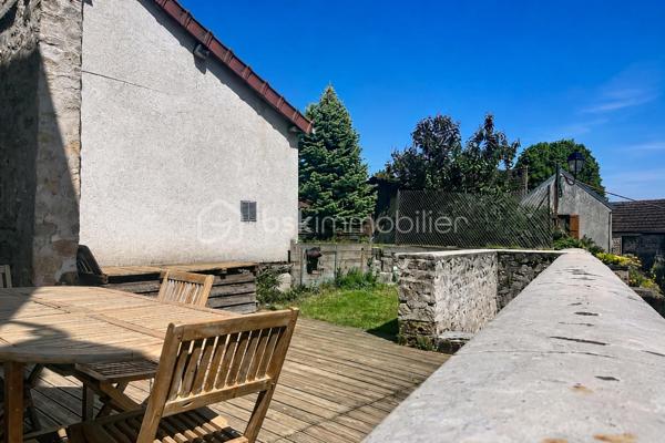 Maison familiale de caractère – 159 m² – à 15 minutes de Cergy-Pontoise

À seulement 45 minutes de Paris, idéalement située entre campagne verdoyante et accès rapide aux grands pôles recherchés du Val-d’Oise et des Yvelines. Doté d’une gare ligne J.

Proche de Cergy, L’Isle-Adam, Pontoise, Conflans-Sainte-Honorine et aux portes des Yvelines, ce bien séduira les familles en quête d’espace, de calme et de nature sans s’éloigner des commodités.

Cadre privilégié, environnement recherché, forêt, randonnées et dépaysement assuré à moins d’une heure de Paris.

Dans le charmant village recherché de Montgeroult, découvrez cette maison en pierre au cachet authentique offrant 159 m² habitables, idéale pour une grande famille ou un projet de vie spacieux au calme.

⸻

✨ Un cadre de vie rare et recherché

Derrière sa façade pleine de caractère, cette maison propose de beaux volumes et une organisation pensée pour la vie familiale :

* 5 chambres permettant d’accueillir famille, bureau ou espace invités
* Un séjour lumineux propice aux moments de partage
* Une ambiance chaleureuse mêlant charme de l’ancien et potentiel d’aménagement
* une terrasse et un jardin pour profiter des beaux jours 

⸻

🔧 Un potentiel à exploiter selon vos envies

Le bien dispose également d’un sous-sol total, offrant de nombreuses possibilités :

* espace de rangement important
* atelier / bricolage
* buanderie / espace technique
* ou aménagement selon vos besoins

⸻

🌿 Un environnement paisible

Située dans un environnement calme et résidentiel, cette maison bénéficie du cadre de vie recherché de Montgeroult :

* village à taille humaine
* tranquillité
* qualité de vie à proximité des axes et commodités

⸻

💡 Une maison avec une vraie projection

Cette maison s’adresse à ceux qui recherchent :

* de l’espace
* du potentiel
* un cadre de vie serein

⸻

📞 À découvrir rapidement

Un bien rare sur le secteur, offrant une vraie opportunité pour une famille souhaitant s’installer dans un environnement calme avec du volume et du potentiel.

⸻


Une opportunité rare pour ceux qui rêvent d’une vraie qualité de vie tout en restant connectés aux grands axes et bassins d’emploi. cette magnifique demeure située dans les hauteurs du village de Montgeroult.


💰 374 900 €  
📞 Emmanuelle Escalona – BSK Immobilier
06.21.22.18.65