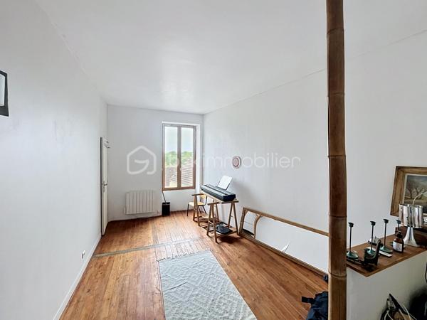 Maison familiale de caractère – 159 m² – à 15 minutes de Cergy-Pontoise

À seulement 45 minutes de Paris, idéalement située entre campagne verdoyante et accès rapide aux grands pôles recherchés du Val-d’Oise et des Yvelines. Doté d’une gare ligne J.

Proche de Cergy, L’Isle-Adam, Pontoise, Conflans-Sainte-Honorine et aux portes des Yvelines, ce bien séduira les familles en quête d’espace, de calme et de nature sans s’éloigner des commodités.

Cadre privilégié, environnement recherché, forêt, randonnées et dépaysement assuré à moins d’une heure de Paris.

Dans le charmant village recherché de Montgeroult, découvrez cette maison en pierre au cachet authentique offrant 159 m² habitables, idéale pour une grande famille ou un projet de vie spacieux au calme.

⸻

✨ Un cadre de vie rare et recherché

Derrière sa façade pleine de caractère, cette maison propose de beaux volumes et une organisation pensée pour la vie familiale :

* 5 chambres permettant d’accueillir famille, bureau ou espace invités
* Un séjour lumineux propice aux moments de partage
* Une ambiance chaleureuse mêlant charme de l’ancien et potentiel d’aménagement
* une terrasse et un jardin pour profiter des beaux jours 

⸻

🔧 Un potentiel à exploiter selon vos envies

Le bien dispose également d’un sous-sol total, offrant de nombreuses possibilités :

* espace de rangement important
* atelier / bricolage
* buanderie / espace technique
* ou aménagement selon vos besoins

⸻

🌿 Un environnement paisible

Située dans un environnement calme et résidentiel, cette maison bénéficie du cadre de vie recherché de Montgeroult :

* village à taille humaine
* tranquillité
* qualité de vie à proximité des axes et commodités

⸻

💡 Une maison avec une vraie projection

Cette maison s’adresse à ceux qui recherchent :

* de l’espace
* du potentiel
* un cadre de vie serein

⸻

📞 À découvrir rapidement

Un bien rare sur le secteur, offrant une vraie opportunité pour une famille souhaitant s’installer dans un environnement calme avec du volume et du potentiel.

⸻


Une opportunité rare pour ceux qui rêvent d’une vraie qualité de vie tout en restant connectés aux grands axes et bassins d’emploi. cette magnifique demeure située dans les hauteurs du village de Montgeroult.


💰 374 900 €  
📞 Emmanuelle Escalona – BSK Immobilier
06.21.22.18.65