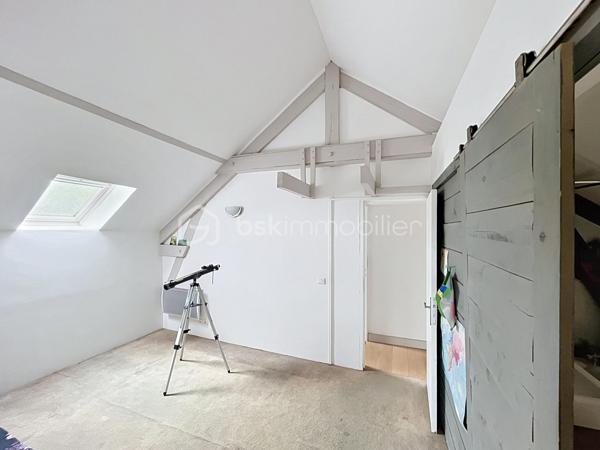 Maison familiale de caractère – 159 m² – à 15 minutes de Cergy-Pontoise

À seulement 45 minutes de Paris, idéalement située entre campagne verdoyante et accès rapide aux grands pôles recherchés du Val-d’Oise et des Yvelines. Doté d’une gare ligne J.

Proche de Cergy, L’Isle-Adam, Pontoise, Conflans-Sainte-Honorine et aux portes des Yvelines, ce bien séduira les familles en quête d’espace, de calme et de nature sans s’éloigner des commodités.

Cadre privilégié, environnement recherché, forêt, randonnées et dépaysement assuré à moins d’une heure de Paris.

Dans le charmant village recherché de Montgeroult, découvrez cette maison en pierre au cachet authentique offrant 159 m² habitables, idéale pour une grande famille ou un projet de vie spacieux au calme.

⸻

✨ Un cadre de vie rare et recherché

Derrière sa façade pleine de caractère, cette maison propose de beaux volumes et une organisation pensée pour la vie familiale :

* 5 chambres permettant d’accueillir famille, bureau ou espace invités
* Un séjour lumineux propice aux moments de partage
* Une ambiance chaleureuse mêlant charme de l’ancien et potentiel d’aménagement
* une terrasse et un jardin pour profiter des beaux jours 

⸻

🔧 Un potentiel à exploiter selon vos envies

Le bien dispose également d’un sous-sol total, offrant de nombreuses possibilités :

* espace de rangement important
* atelier / bricolage
* buanderie / espace technique
* ou aménagement selon vos besoins

⸻

🌿 Un environnement paisible

Située dans un environnement calme et résidentiel, cette maison bénéficie du cadre de vie recherché de Montgeroult :

* village à taille humaine
* tranquillité
* qualité de vie à proximité des axes et commodités

⸻

💡 Une maison avec une vraie projection

Cette maison s’adresse à ceux qui recherchent :

* de l’espace
* du potentiel
* un cadre de vie serein

⸻

📞 À découvrir rapidement

Un bien rare sur le secteur, offrant une vraie opportunité pour une famille souhaitant s’installer dans un environnement calme avec du volume et du potentiel.

⸻


Une opportunité rare pour ceux qui rêvent d’une vraie qualité de vie tout en restant connectés aux grands axes et bassins d’emploi. cette magnifique demeure située dans les hauteurs du village de Montgeroult.


💰 374 900 €  
📞 Emmanuelle Escalona – BSK Immobilier
06.21.22.18.65