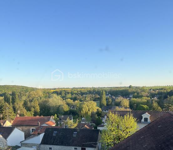 Maison familiale de caractère – 159 m² – à 15 minutes de Cergy-Pontoise

À seulement 45 minutes de Paris, idéalement située entre campagne verdoyante et accès rapide aux grands pôles recherchés du Val-d’Oise et des Yvelines. Doté d’une gare ligne J.

Proche de Cergy, L’Isle-Adam, Pontoise, Conflans-Sainte-Honorine et aux portes des Yvelines, ce bien séduira les familles en quête d’espace, de calme et de nature sans s’éloigner des commodités.

Cadre privilégié, environnement recherché, forêt, randonnées et dépaysement assuré à moins d’une heure de Paris.

Dans le charmant village recherché de Montgeroult, découvrez cette maison en pierre au cachet authentique offrant 159 m² habitables, idéale pour une grande famille ou un projet de vie spacieux au calme.

⸻

✨ Un cadre de vie rare et recherché

Derrière sa façade pleine de caractère, cette maison propose de beaux volumes et une organisation pensée pour la vie familiale :

* 5 chambres permettant d’accueillir famille, bureau ou espace invités
* Un séjour lumineux propice aux moments de partage
* Une ambiance chaleureuse mêlant charme de l’ancien et potentiel d’aménagement
* une terrasse et un jardin pour profiter des beaux jours 

⸻

🔧 Un potentiel à exploiter selon vos envies

Le bien dispose également d’un sous-sol total, offrant de nombreuses possibilités :

* espace de rangement important
* atelier / bricolage
* buanderie / espace technique
* ou aménagement selon vos besoins

⸻

🌿 Un environnement paisible

Située dans un environnement calme et résidentiel, cette maison bénéficie du cadre de vie recherché de Montgeroult :

* village à taille humaine
* tranquillité
* qualité de vie à proximité des axes et commodités

⸻

💡 Une maison avec une vraie projection

Cette maison s’adresse à ceux qui recherchent :

* de l’espace
* du potentiel
* un cadre de vie serein

⸻

📞 À découvrir rapidement

Un bien rare sur le secteur, offrant une vraie opportunité pour une famille souhaitant s’installer dans un environnement calme avec du volume et du potentiel.

⸻


Une opportunité rare pour ceux qui rêvent d’une vraie qualité de vie tout en restant connectés aux grands axes et bassins d’emploi. cette magnifique demeure située dans les hauteurs du village de Montgeroult.


💰 374 900 €  
📞 Emmanuelle Escalona – BSK Immobilier
06.21.22.18.65