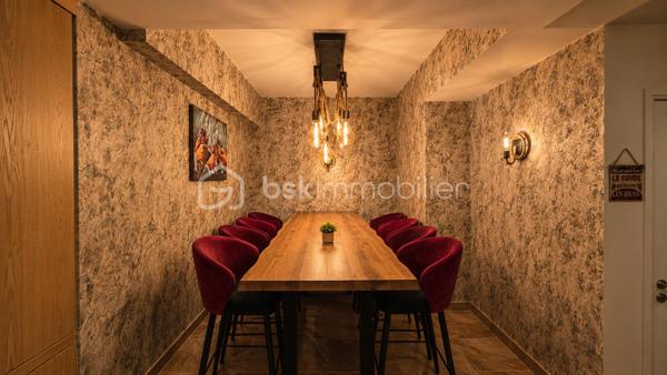FONDS DE COMMERCE BAR & RESTAURATION – COLMAR CENTRE – CA 270 K€

280 000 € – prix de présentation ouvert à la discussion

À vendre fonds de commerce de bar et restauration, idéalement situé 14 rue de la Porte-Neuve à Colmar, à proximité immédiate du centre historique, de la Place Rapp et du Champ-de-Mars.

L'établissement bénéficie d'un emplacement central et recherché, avec la proximité du Parking Rapp, offrant une réelle facilité de stationnement pour la clientèle, notamment pour les personnes venant en voiture.

UNE ACTIVITÉ ÉTABLIE ET UN POTENTIEL DE DÉVELOPPEMENT

L'établissement réalise actuellement un chiffre d'affaires d'environ 270 000 €, avec une activité exploitée uniquement en soirée et environ un mois de fermeture par an.

Cette configuration laisse entrevoir un potentiel de développement intéressant, notamment par l'ouverture d'un service le midi et/ou l'élargissement des horaires d'exploitation.

L'activité actuelle associe bar et restauration, avec notamment des spécialités appréciées et conviviales telles que fondues de viande, fondue au fromage, cordons bleus, ainsi qu'une activité de débit de boissons.

Le concept peut naturellement être poursuivi ou adapté selon le projet du futur repreneur.

UN ÉTABLISSEMENT CLÉ EN MAIN

L'affaire dispose d'environ 60 places assises, d'une Licence IV, d'un bar entièrement aménagé avec tirage pression, ainsi que d'une cuisine professionnelle d'environ 68 m² en sous-sol, avec équipements, espaces de préparation, stockage et plonge.

Surface commerciale : environ 110 m²
Sous-sol professionnel : environ 68 m²
Surface totale : environ 178 m²

Loyer : 2 700 € / mois
Charges : environ 650 € / an
Chiffre d'affaires : environ 270 000 €

LES ATOUTS

• Emplacement central à Colmar
• Proximité du centre historique
• Place Rapp et Champ-de-Mars à proximité
• Parking Rapp à quelques pas
• Environ 60 places assises
• Licence IV
• Bar équipé avec tirage pression
• Cuisine professionnelle de 68 m²
• Établissement entièrement aménagé et décoré
• Activité actuellement exploitée uniquement le soir
• Potentiel de développement avec une ouverture le midi

PRIX OUVERT À LA DISCUSSION


Le vendeur est ouvert à la discussion et à l'étude de toute proposition sérieuse, en fonction du projet du repreneur et des conditions de reprise.

Une belle opportunité pour un professionnel souhaitant reprendre une affaire existante à Colmar et développer son chiffre d'affaires en exploitant notamment le potentiel d'une ouverture le midi.

Pour plus d'informations ou pour échanger sur votre projet de reprise, contactez-nous directement.