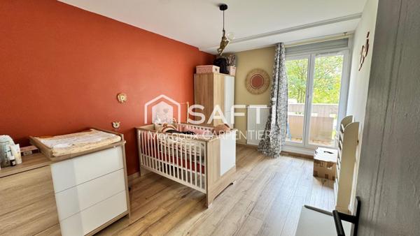 Bel appartement lumineux de 90m² avec balcon.