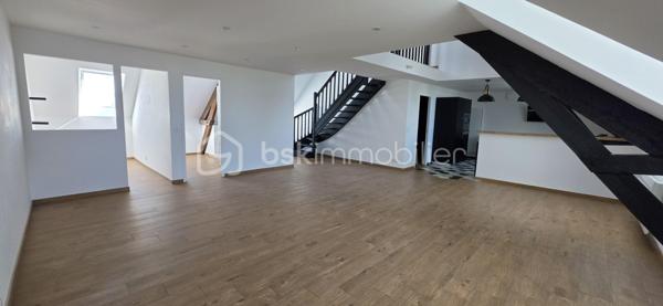 DUPLEX DERNIER ÉTAGE – FOUGÈRES CENTRE – 97,24 M² – 3 CHAMBRES

✨ Le genre de bien qu’on ne s’attend pas à trouver en plein centre-ville.

Imaginez :
☀️ Une pièce de vie immense et baignée de lumière
🏡 Une vraie sensation de maison grâce au duplex
🛏️ 3 chambres dont une suite parentale
🚿 Grande douche + double vasque
💻 Bureau ouvert sur le séjour
🍷 Cuisine équipée avec cave à vin
🚗 Stationnement juste devant + parkings gratuits à proximité
📦 Cellier + 2 caves

Et surtout…
Vous êtes en plein centre de Fougères, mais avec une vue dégagée et une luminosité traversante.

Boulangerie, épicerie, restaurants, bar-tabac, écoles, collège et lycée : tout se fait facilement à pied.

📍 Vitré : 30 min | Rennes : 45 min

Aucun gros chantier à prévoir. Vous posez vos affaires. Vous vivez.

❤️ Je vous préviens : les photos ne rendent pas totalement justice aux volumes.

📞 Vous voulez le voir ? Appelez-moi. Je vous ouvre la porte.