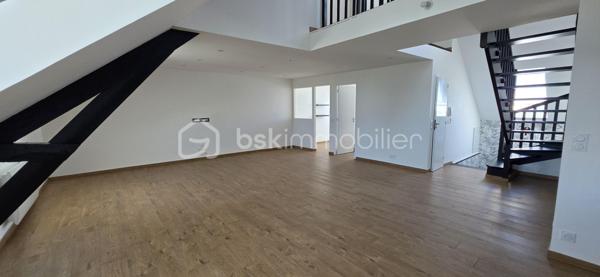 DUPLEX DERNIER ÉTAGE – FOUGÈRES CENTRE – 97,24 M² – 3 CHAMBRES

✨ Le genre de bien qu’on ne s’attend pas à trouver en plein centre-ville.

Imaginez :
☀️ Une pièce de vie immense et baignée de lumière
🏡 Une vraie sensation de maison grâce au duplex
🛏️ 3 chambres dont une suite parentale
🚿 Grande douche + double vasque
💻 Bureau ouvert sur le séjour
🍷 Cuisine équipée avec cave à vin
🚗 Stationnement juste devant + parkings gratuits à proximité
📦 Cellier + 2 caves

Et surtout…
Vous êtes en plein centre de Fougères, mais avec une vue dégagée et une luminosité traversante.

Boulangerie, épicerie, restaurants, bar-tabac, écoles, collège et lycée : tout se fait facilement à pied.

📍 Vitré : 30 min | Rennes : 45 min

Aucun gros chantier à prévoir. Vous posez vos affaires. Vous vivez.

❤️ Je vous préviens : les photos ne rendent pas totalement justice aux volumes.

📞 Vous voulez le voir ? Appelez-moi. Je vous ouvre la porte.