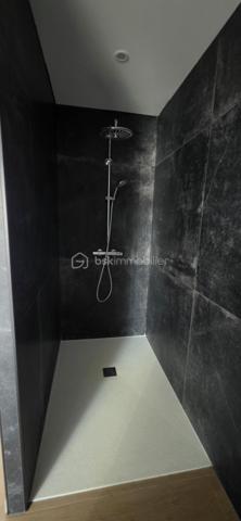 DUPLEX DERNIER ÉTAGE – FOUGÈRES CENTRE – 97,24 M² – 3 CHAMBRES

✨ Le genre de bien qu’on ne s’attend pas à trouver en plein centre-ville.

Imaginez :
☀️ Une pièce de vie immense et baignée de lumière
🏡 Une vraie sensation de maison grâce au duplex
🛏️ 3 chambres dont une suite parentale
🚿 Grande douche + double vasque
💻 Bureau ouvert sur le séjour
🍷 Cuisine équipée avec cave à vin
🚗 Stationnement juste devant + parkings gratuits à proximité
📦 Cellier + 2 caves

Et surtout…
Vous êtes en plein centre de Fougères, mais avec une vue dégagée et une luminosité traversante.

Boulangerie, épicerie, restaurants, bar-tabac, écoles, collège et lycée : tout se fait facilement à pied.

📍 Vitré : 30 min | Rennes : 45 min

Aucun gros chantier à prévoir. Vous posez vos affaires. Vous vivez.

❤️ Je vous préviens : les photos ne rendent pas totalement justice aux volumes.

📞 Vous voulez le voir ? Appelez-moi. Je vous ouvre la porte.