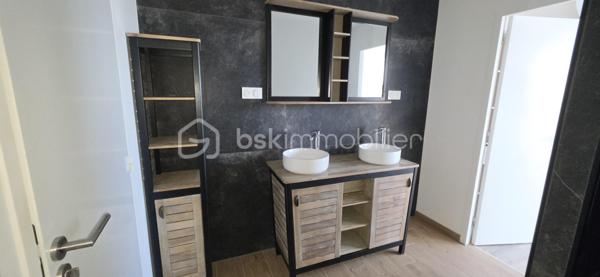 DUPLEX DERNIER ÉTAGE – FOUGÈRES CENTRE – 97,24 M² – 3 CHAMBRES

✨ Le genre de bien qu’on ne s’attend pas à trouver en plein centre-ville.

Imaginez :
☀️ Une pièce de vie immense et baignée de lumière
🏡 Une vraie sensation de maison grâce au duplex
🛏️ 3 chambres dont une suite parentale
🚿 Grande douche + double vasque
💻 Bureau ouvert sur le séjour
🍷 Cuisine équipée avec cave à vin
🚗 Stationnement juste devant + parkings gratuits à proximité
📦 Cellier + 2 caves

Et surtout…
Vous êtes en plein centre de Fougères, mais avec une vue dégagée et une luminosité traversante.

Boulangerie, épicerie, restaurants, bar-tabac, écoles, collège et lycée : tout se fait facilement à pied.

📍 Vitré : 30 min | Rennes : 45 min

Aucun gros chantier à prévoir. Vous posez vos affaires. Vous vivez.

❤️ Je vous préviens : les photos ne rendent pas totalement justice aux volumes.

📞 Vous voulez le voir ? Appelez-moi. Je vous ouvre la porte.