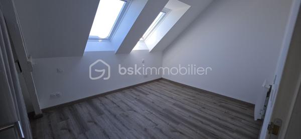 DUPLEX DERNIER ÉTAGE – FOUGÈRES CENTRE – 97,24 M² – 3 CHAMBRES

✨ Le genre de bien qu’on ne s’attend pas à trouver en plein centre-ville.

Imaginez :
☀️ Une pièce de vie immense et baignée de lumière
🏡 Une vraie sensation de maison grâce au duplex
🛏️ 3 chambres dont une suite parentale
🚿 Grande douche + double vasque
💻 Bureau ouvert sur le séjour
🍷 Cuisine équipée avec cave à vin
🚗 Stationnement juste devant + parkings gratuits à proximité
📦 Cellier + 2 caves

Et surtout…
Vous êtes en plein centre de Fougères, mais avec une vue dégagée et une luminosité traversante.

Boulangerie, épicerie, restaurants, bar-tabac, écoles, collège et lycée : tout se fait facilement à pied.

📍 Vitré : 30 min | Rennes : 45 min

Aucun gros chantier à prévoir. Vous posez vos affaires. Vous vivez.

❤️ Je vous préviens : les photos ne rendent pas totalement justice aux volumes.

📞 Vous voulez le voir ? Appelez-moi. Je vous ouvre la porte.