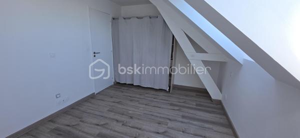 DUPLEX DERNIER ÉTAGE – FOUGÈRES CENTRE – 97,24 M² – 3 CHAMBRES

✨ Le genre de bien qu’on ne s’attend pas à trouver en plein centre-ville.

Imaginez :
☀️ Une pièce de vie immense et baignée de lumière
🏡 Une vraie sensation de maison grâce au duplex
🛏️ 3 chambres dont une suite parentale
🚿 Grande douche + double vasque
💻 Bureau ouvert sur le séjour
🍷 Cuisine équipée avec cave à vin
🚗 Stationnement juste devant + parkings gratuits à proximité
📦 Cellier + 2 caves

Et surtout…
Vous êtes en plein centre de Fougères, mais avec une vue dégagée et une luminosité traversante.

Boulangerie, épicerie, restaurants, bar-tabac, écoles, collège et lycée : tout se fait facilement à pied.

📍 Vitré : 30 min | Rennes : 45 min

Aucun gros chantier à prévoir. Vous posez vos affaires. Vous vivez.

❤️ Je vous préviens : les photos ne rendent pas totalement justice aux volumes.

📞 Vous voulez le voir ? Appelez-moi. Je vous ouvre la porte.