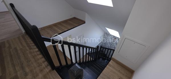 DUPLEX DERNIER ÉTAGE – FOUGÈRES CENTRE – 97,24 M² – 3 CHAMBRES

✨ Le genre de bien qu’on ne s’attend pas à trouver en plein centre-ville.

Imaginez :
☀️ Une pièce de vie immense et baignée de lumière
🏡 Une vraie sensation de maison grâce au duplex
🛏️ 3 chambres dont une suite parentale
🚿 Grande douche + double vasque
💻 Bureau ouvert sur le séjour
🍷 Cuisine équipée avec cave à vin
🚗 Stationnement juste devant + parkings gratuits à proximité
📦 Cellier + 2 caves

Et surtout…
Vous êtes en plein centre de Fougères, mais avec une vue dégagée et une luminosité traversante.

Boulangerie, épicerie, restaurants, bar-tabac, écoles, collège et lycée : tout se fait facilement à pied.

📍 Vitré : 30 min | Rennes : 45 min

Aucun gros chantier à prévoir. Vous posez vos affaires. Vous vivez.

❤️ Je vous préviens : les photos ne rendent pas totalement justice aux volumes.

📞 Vous voulez le voir ? Appelez-moi. Je vous ouvre la porte.