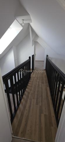 DUPLEX DERNIER ÉTAGE – FOUGÈRES CENTRE – 97,24 M² – 3 CHAMBRES

✨ Le genre de bien qu’on ne s’attend pas à trouver en plein centre-ville.

Imaginez :
☀️ Une pièce de vie immense et baignée de lumière
🏡 Une vraie sensation de maison grâce au duplex
🛏️ 3 chambres dont une suite parentale
🚿 Grande douche + double vasque
💻 Bureau ouvert sur le séjour
🍷 Cuisine équipée avec cave à vin
🚗 Stationnement juste devant + parkings gratuits à proximité
📦 Cellier + 2 caves

Et surtout…
Vous êtes en plein centre de Fougères, mais avec une vue dégagée et une luminosité traversante.

Boulangerie, épicerie, restaurants, bar-tabac, écoles, collège et lycée : tout se fait facilement à pied.

📍 Vitré : 30 min | Rennes : 45 min

Aucun gros chantier à prévoir. Vous posez vos affaires. Vous vivez.

❤️ Je vous préviens : les photos ne rendent pas totalement justice aux volumes.

📞 Vous voulez le voir ? Appelez-moi. Je vous ouvre la porte.