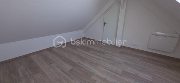 DUPLEX DERNIER ÉTAGE – FOUGÈRES CENTRE – 97,24 M² – 3 CHAMBRES

✨ Le genre de bien qu’on ne s’attend pas à trouver en plein centre-ville.

Imaginez :
☀️ Une pièce de vie immense et baignée de lumière
🏡 Une vraie sensation de maison grâce au duplex
🛏️ 3 chambres dont une suite parentale
🚿 Grande douche + double vasque
💻 Bureau ouvert sur le séjour
🍷 Cuisine équipée avec cave à vin
🚗 Stationnement juste devant + parkings gratuits à proximité
📦 Cellier + 2 caves

Et surtout…
Vous êtes en plein centre de Fougères, mais avec une vue dégagée et une luminosité traversante.

Boulangerie, épicerie, restaurants, bar-tabac, écoles, collège et lycée : tout se fait facilement à pied.

📍 Vitré : 30 min | Rennes : 45 min

Aucun gros chantier à prévoir. Vous posez vos affaires. Vous vivez.

❤️ Je vous préviens : les photos ne rendent pas totalement justice aux volumes.

📞 Vous voulez le voir ? Appelez-moi. Je vous ouvre la porte.