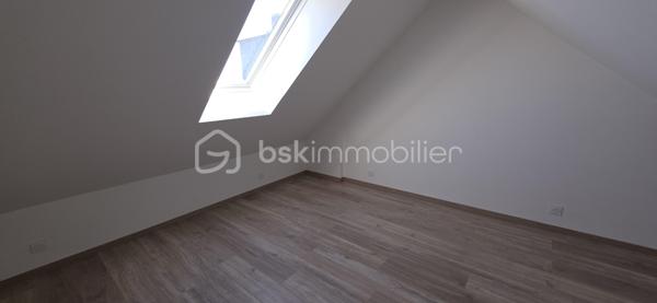 DUPLEX DERNIER ÉTAGE – FOUGÈRES CENTRE – 97,24 M² – 3 CHAMBRES

✨ Le genre de bien qu’on ne s’attend pas à trouver en plein centre-ville.

Imaginez :
☀️ Une pièce de vie immense et baignée de lumière
🏡 Une vraie sensation de maison grâce au duplex
🛏️ 3 chambres dont une suite parentale
🚿 Grande douche + double vasque
💻 Bureau ouvert sur le séjour
🍷 Cuisine équipée avec cave à vin
🚗 Stationnement juste devant + parkings gratuits à proximité
📦 Cellier + 2 caves

Et surtout…
Vous êtes en plein centre de Fougères, mais avec une vue dégagée et une luminosité traversante.

Boulangerie, épicerie, restaurants, bar-tabac, écoles, collège et lycée : tout se fait facilement à pied.

📍 Vitré : 30 min | Rennes : 45 min

Aucun gros chantier à prévoir. Vous posez vos affaires. Vous vivez.

❤️ Je vous préviens : les photos ne rendent pas totalement justice aux volumes.

📞 Vous voulez le voir ? Appelez-moi. Je vous ouvre la porte.