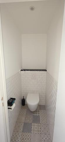 DUPLEX DERNIER ÉTAGE – FOUGÈRES CENTRE – 97,24 M² – 3 CHAMBRES

✨ Le genre de bien qu’on ne s’attend pas à trouver en plein centre-ville.

Imaginez :
☀️ Une pièce de vie immense et baignée de lumière
🏡 Une vraie sensation de maison grâce au duplex
🛏️ 3 chambres dont une suite parentale
🚿 Grande douche + double vasque
💻 Bureau ouvert sur le séjour
🍷 Cuisine équipée avec cave à vin
🚗 Stationnement juste devant + parkings gratuits à proximité
📦 Cellier + 2 caves

Et surtout…
Vous êtes en plein centre de Fougères, mais avec une vue dégagée et une luminosité traversante.

Boulangerie, épicerie, restaurants, bar-tabac, écoles, collège et lycée : tout se fait facilement à pied.

📍 Vitré : 30 min | Rennes : 45 min

Aucun gros chantier à prévoir. Vous posez vos affaires. Vous vivez.

❤️ Je vous préviens : les photos ne rendent pas totalement justice aux volumes.

📞 Vous voulez le voir ? Appelez-moi. Je vous ouvre la porte.