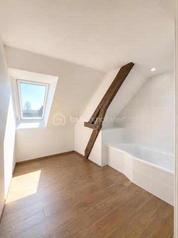 DUPLEX DERNIER ÉTAGE – FOUGÈRES CENTRE – 97,24 M² – 3 CHAMBRES

✨ Le genre de bien qu’on ne s’attend pas à trouver en plein centre-ville.

Imaginez :
☀️ Une pièce de vie immense et baignée de lumière
🏡 Une vraie sensation de maison grâce au duplex
🛏️ 3 chambres dont une suite parentale
🚿 Grande douche + double vasque
💻 Bureau ouvert sur le séjour
🍷 Cuisine équipée avec cave à vin
🚗 Stationnement juste devant + parkings gratuits à proximité
📦 Cellier + 2 caves

Et surtout…
Vous êtes en plein centre de Fougères, mais avec une vue dégagée et une luminosité traversante.

Boulangerie, épicerie, restaurants, bar-tabac, écoles, collège et lycée : tout se fait facilement à pied.

📍 Vitré : 30 min | Rennes : 45 min

Aucun gros chantier à prévoir. Vous posez vos affaires. Vous vivez.

❤️ Je vous préviens : les photos ne rendent pas totalement justice aux volumes.

📞 Vous voulez le voir ? Appelez-moi. Je vous ouvre la porte.