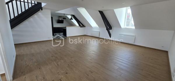DUPLEX DERNIER ÉTAGE – FOUGÈRES CENTRE – 97,24 M² – 3 CHAMBRES

✨ Le genre de bien qu’on ne s’attend pas à trouver en plein centre-ville.

Imaginez :
☀️ Une pièce de vie immense et baignée de lumière
🏡 Une vraie sensation de maison grâce au duplex
🛏️ 3 chambres dont une suite parentale
🚿 Grande douche + double vasque
💻 Bureau ouvert sur le séjour
🍷 Cuisine équipée avec cave à vin
🚗 Stationnement juste devant + parkings gratuits à proximité
📦 Cellier + 2 caves

Et surtout…
Vous êtes en plein centre de Fougères, mais avec une vue dégagée et une luminosité traversante.

Boulangerie, épicerie, restaurants, bar-tabac, écoles, collège et lycée : tout se fait facilement à pied.

📍 Vitré : 30 min | Rennes : 45 min

Aucun gros chantier à prévoir. Vous posez vos affaires. Vous vivez.

❤️ Je vous préviens : les photos ne rendent pas totalement justice aux volumes.

📞 Vous voulez le voir ? Appelez-moi. Je vous ouvre la porte.