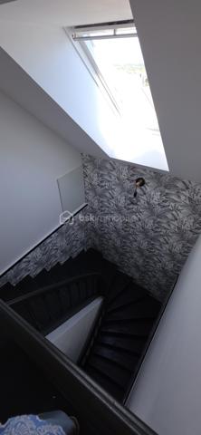 DUPLEX DERNIER ÉTAGE – FOUGÈRES CENTRE – 97,24 M² – 3 CHAMBRES

✨ Le genre de bien qu’on ne s’attend pas à trouver en plein centre-ville.

Imaginez :
☀️ Une pièce de vie immense et baignée de lumière
🏡 Une vraie sensation de maison grâce au duplex
🛏️ 3 chambres dont une suite parentale
🚿 Grande douche + double vasque
💻 Bureau ouvert sur le séjour
🍷 Cuisine équipée avec cave à vin
🚗 Stationnement juste devant + parkings gratuits à proximité
📦 Cellier + 2 caves

Et surtout…
Vous êtes en plein centre de Fougères, mais avec une vue dégagée et une luminosité traversante.

Boulangerie, épicerie, restaurants, bar-tabac, écoles, collège et lycée : tout se fait facilement à pied.

📍 Vitré : 30 min | Rennes : 45 min

Aucun gros chantier à prévoir. Vous posez vos affaires. Vous vivez.

❤️ Je vous préviens : les photos ne rendent pas totalement justice aux volumes.

📞 Vous voulez le voir ? Appelez-moi. Je vous ouvre la porte.