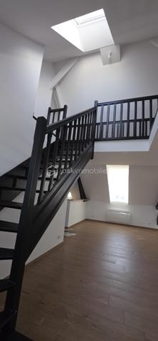 DUPLEX DERNIER ÉTAGE – FOUGÈRES CENTRE – 97,24 M² – 3 CHAMBRES

✨ Le genre de bien qu’on ne s’attend pas à trouver en plein centre-ville.

Imaginez :
☀️ Une pièce de vie immense et baignée de lumière
🏡 Une vraie sensation de maison grâce au duplex
🛏️ 3 chambres dont une suite parentale
🚿 Grande douche + double vasque
💻 Bureau ouvert sur le séjour
🍷 Cuisine équipée avec cave à vin
🚗 Stationnement juste devant + parkings gratuits à proximité
📦 Cellier + 2 caves

Et surtout…
Vous êtes en plein centre de Fougères, mais avec une vue dégagée et une luminosité traversante.

Boulangerie, épicerie, restaurants, bar-tabac, écoles, collège et lycée : tout se fait facilement à pied.

📍 Vitré : 30 min | Rennes : 45 min

Aucun gros chantier à prévoir. Vous posez vos affaires. Vous vivez.

❤️ Je vous préviens : les photos ne rendent pas totalement justice aux volumes.

📞 Vous voulez le voir ? Appelez-moi. Je vous ouvre la porte.