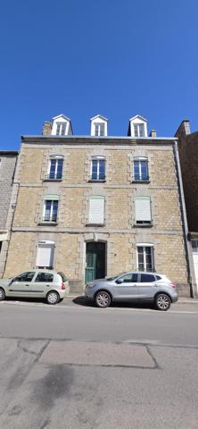 DUPLEX DERNIER ÉTAGE – FOUGÈRES CENTRE – 97,24 M² – 3 CHAMBRES

✨ Le genre de bien qu’on ne s’attend pas à trouver en plein centre-ville.

Imaginez :
☀️ Une pièce de vie immense et baignée de lumière
🏡 Une vraie sensation de maison grâce au duplex
🛏️ 3 chambres dont une suite parentale
🚿 Grande douche + double vasque
💻 Bureau ouvert sur le séjour
🍷 Cuisine équipée avec cave à vin
🚗 Stationnement juste devant + parkings gratuits à proximité
📦 Cellier + 2 caves

Et surtout…
Vous êtes en plein centre de Fougères, mais avec une vue dégagée et une luminosité traversante.

Boulangerie, épicerie, restaurants, bar-tabac, écoles, collège et lycée : tout se fait facilement à pied.

📍 Vitré : 30 min | Rennes : 45 min

Aucun gros chantier à prévoir. Vous posez vos affaires. Vous vivez.

❤️ Je vous préviens : les photos ne rendent pas totalement justice aux volumes.

📞 Vous voulez le voir ? Appelez-moi. Je vous ouvre la porte.