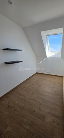 DUPLEX DERNIER ÉTAGE – FOUGÈRES CENTRE – 97,24 M² – 3 CHAMBRES

✨ Le genre de bien qu’on ne s’attend pas à trouver en plein centre-ville.

Imaginez :
☀️ Une pièce de vie immense et baignée de lumière
🏡 Une vraie sensation de maison grâce au duplex
🛏️ 3 chambres dont une suite parentale
🚿 Grande douche + double vasque
💻 Bureau ouvert sur le séjour
🍷 Cuisine équipée avec cave à vin
🚗 Stationnement juste devant + parkings gratuits à proximité
📦 Cellier + 2 caves

Et surtout…
Vous êtes en plein centre de Fougères, mais avec une vue dégagée et une luminosité traversante.

Boulangerie, épicerie, restaurants, bar-tabac, écoles, collège et lycée : tout se fait facilement à pied.

📍 Vitré : 30 min | Rennes : 45 min

Aucun gros chantier à prévoir. Vous posez vos affaires. Vous vivez.

❤️ Je vous préviens : les photos ne rendent pas totalement justice aux volumes.

📞 Vous voulez le voir ? Appelez-moi. Je vous ouvre la porte.