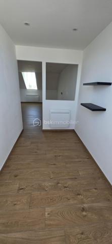 DUPLEX DERNIER ÉTAGE – FOUGÈRES CENTRE – 97,24 M² – 3 CHAMBRES

✨ Le genre de bien qu’on ne s’attend pas à trouver en plein centre-ville.

Imaginez :
☀️ Une pièce de vie immense et baignée de lumière
🏡 Une vraie sensation de maison grâce au duplex
🛏️ 3 chambres dont une suite parentale
🚿 Grande douche + double vasque
💻 Bureau ouvert sur le séjour
🍷 Cuisine équipée avec cave à vin
🚗 Stationnement juste devant + parkings gratuits à proximité
📦 Cellier + 2 caves

Et surtout…
Vous êtes en plein centre de Fougères, mais avec une vue dégagée et une luminosité traversante.

Boulangerie, épicerie, restaurants, bar-tabac, écoles, collège et lycée : tout se fait facilement à pied.

📍 Vitré : 30 min | Rennes : 45 min

Aucun gros chantier à prévoir. Vous posez vos affaires. Vous vivez.

❤️ Je vous préviens : les photos ne rendent pas totalement justice aux volumes.

📞 Vous voulez le voir ? Appelez-moi. Je vous ouvre la porte.