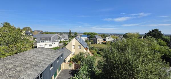 DUPLEX DERNIER ÉTAGE – FOUGÈRES CENTRE – 97,24 M² – 3 CHAMBRES

✨ Le genre de bien qu’on ne s’attend pas à trouver en plein centre-ville.

Imaginez :
☀️ Une pièce de vie immense et baignée de lumière
🏡 Une vraie sensation de maison grâce au duplex
🛏️ 3 chambres dont une suite parentale
🚿 Grande douche + double vasque
💻 Bureau ouvert sur le séjour
🍷 Cuisine équipée avec cave à vin
🚗 Stationnement juste devant + parkings gratuits à proximité
📦 Cellier + 2 caves

Et surtout…
Vous êtes en plein centre de Fougères, mais avec une vue dégagée et une luminosité traversante.

Boulangerie, épicerie, restaurants, bar-tabac, écoles, collège et lycée : tout se fait facilement à pied.

📍 Vitré : 30 min | Rennes : 45 min

Aucun gros chantier à prévoir. Vous posez vos affaires. Vous vivez.

❤️ Je vous préviens : les photos ne rendent pas totalement justice aux volumes.

📞 Vous voulez le voir ? Appelez-moi. Je vous ouvre la porte.