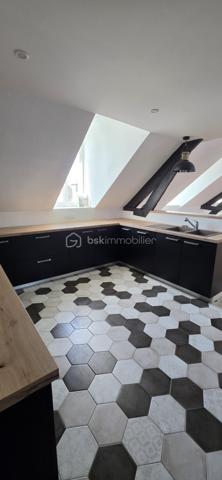 DUPLEX DERNIER ÉTAGE – FOUGÈRES CENTRE – 97,24 M² – 3 CHAMBRES

✨ Le genre de bien qu’on ne s’attend pas à trouver en plein centre-ville.

Imaginez :
☀️ Une pièce de vie immense et baignée de lumière
🏡 Une vraie sensation de maison grâce au duplex
🛏️ 3 chambres dont une suite parentale
🚿 Grande douche + double vasque
💻 Bureau ouvert sur le séjour
🍷 Cuisine équipée avec cave à vin
🚗 Stationnement juste devant + parkings gratuits à proximité
📦 Cellier + 2 caves

Et surtout…
Vous êtes en plein centre de Fougères, mais avec une vue dégagée et une luminosité traversante.

Boulangerie, épicerie, restaurants, bar-tabac, écoles, collège et lycée : tout se fait facilement à pied.

📍 Vitré : 30 min | Rennes : 45 min

Aucun gros chantier à prévoir. Vous posez vos affaires. Vous vivez.

❤️ Je vous préviens : les photos ne rendent pas totalement justice aux volumes.

📞 Vous voulez le voir ? Appelez-moi. Je vous ouvre la porte.