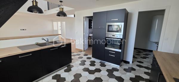 DUPLEX DERNIER ÉTAGE – FOUGÈRES CENTRE – 97,24 M² – 3 CHAMBRES

✨ Le genre de bien qu’on ne s’attend pas à trouver en plein centre-ville.

Imaginez :
☀️ Une pièce de vie immense et baignée de lumière
🏡 Une vraie sensation de maison grâce au duplex
🛏️ 3 chambres dont une suite parentale
🚿 Grande douche + double vasque
💻 Bureau ouvert sur le séjour
🍷 Cuisine équipée avec cave à vin
🚗 Stationnement juste devant + parkings gratuits à proximité
📦 Cellier + 2 caves

Et surtout…
Vous êtes en plein centre de Fougères, mais avec une vue dégagée et une luminosité traversante.

Boulangerie, épicerie, restaurants, bar-tabac, écoles, collège et lycée : tout se fait facilement à pied.

📍 Vitré : 30 min | Rennes : 45 min

Aucun gros chantier à prévoir. Vous posez vos affaires. Vous vivez.

❤️ Je vous préviens : les photos ne rendent pas totalement justice aux volumes.

📞 Vous voulez le voir ? Appelez-moi. Je vous ouvre la porte.