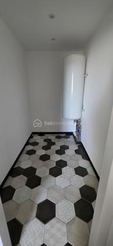 DUPLEX DERNIER ÉTAGE – FOUGÈRES CENTRE – 97,24 M² – 3 CHAMBRES

✨ Le genre de bien qu’on ne s’attend pas à trouver en plein centre-ville.

Imaginez :
☀️ Une pièce de vie immense et baignée de lumière
🏡 Une vraie sensation de maison grâce au duplex
🛏️ 3 chambres dont une suite parentale
🚿 Grande douche + double vasque
💻 Bureau ouvert sur le séjour
🍷 Cuisine équipée avec cave à vin
🚗 Stationnement juste devant + parkings gratuits à proximité
📦 Cellier + 2 caves

Et surtout…
Vous êtes en plein centre de Fougères, mais avec une vue dégagée et une luminosité traversante.

Boulangerie, épicerie, restaurants, bar-tabac, écoles, collège et lycée : tout se fait facilement à pied.

📍 Vitré : 30 min | Rennes : 45 min

Aucun gros chantier à prévoir. Vous posez vos affaires. Vous vivez.

❤️ Je vous préviens : les photos ne rendent pas totalement justice aux volumes.

📞 Vous voulez le voir ? Appelez-moi. Je vous ouvre la porte.