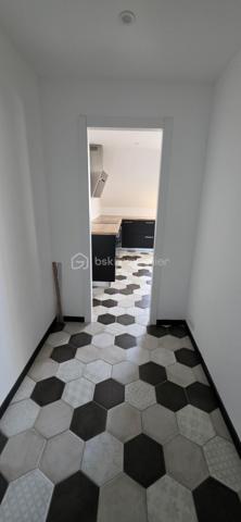 DUPLEX DERNIER ÉTAGE – FOUGÈRES CENTRE – 97,24 M² – 3 CHAMBRES

✨ Le genre de bien qu’on ne s’attend pas à trouver en plein centre-ville.

Imaginez :
☀️ Une pièce de vie immense et baignée de lumière
🏡 Une vraie sensation de maison grâce au duplex
🛏️ 3 chambres dont une suite parentale
🚿 Grande douche + double vasque
💻 Bureau ouvert sur le séjour
🍷 Cuisine équipée avec cave à vin
🚗 Stationnement juste devant + parkings gratuits à proximité
📦 Cellier + 2 caves

Et surtout…
Vous êtes en plein centre de Fougères, mais avec une vue dégagée et une luminosité traversante.

Boulangerie, épicerie, restaurants, bar-tabac, écoles, collège et lycée : tout se fait facilement à pied.

📍 Vitré : 30 min | Rennes : 45 min

Aucun gros chantier à prévoir. Vous posez vos affaires. Vous vivez.

❤️ Je vous préviens : les photos ne rendent pas totalement justice aux volumes.

📞 Vous voulez le voir ? Appelez-moi. Je vous ouvre la porte.