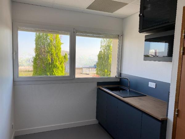 À LOUER : Bureaux de 200 m² divisibles en 2 lots à St JUST ST RAMBERT, limitrophe Andrézieux