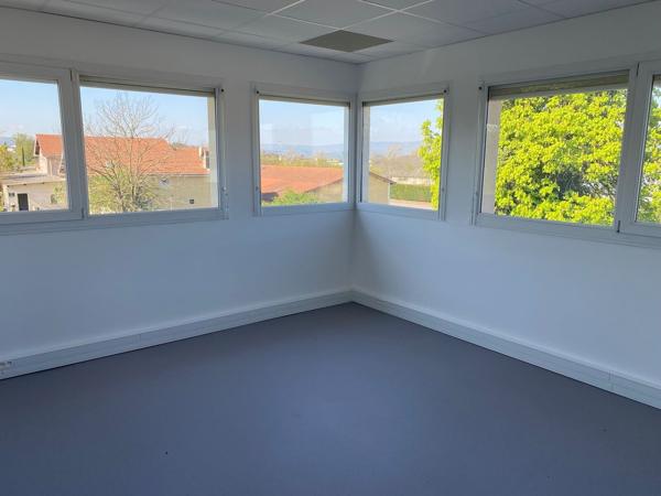 À LOUER : Bureaux de 200 m² divisibles en 2 lots à St JUST ST RAMBERT, limitrophe Andrézieux
