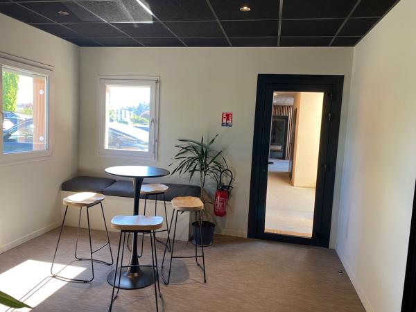 À LOUER : Bureaux de 200 m² divisibles en 2 lots à St JUST ST RAMBERT, limitrophe Andrézieux