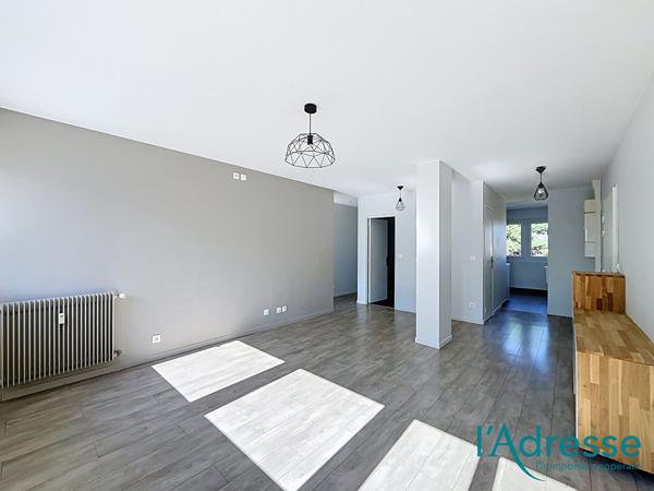 Appartement Laval 4 pièce(s) avec parking et balconnet