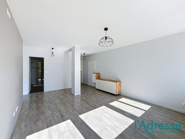 Appartement Laval 4 pièce(s) avec parking et balconnet